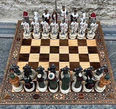 X Large Crusaders Schachspiel 16,5 Zoll - Mittelaltermotiv, Intarsienbrett,...