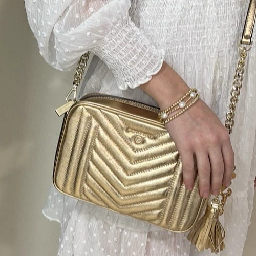Bolsa tiracolo Michael Kors dourada com alça de corrente destacável - Imagem 2 de 4