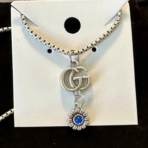 Charm Gucci Pull Personalizzato In Argento Opaco Una Pietra Blu E Catena Argento Opaco