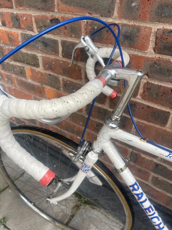 Bicicleta Raleigh, manillar abatible, asiento Brooks, construcción blanca y paquete verde! Foto 2 de 4