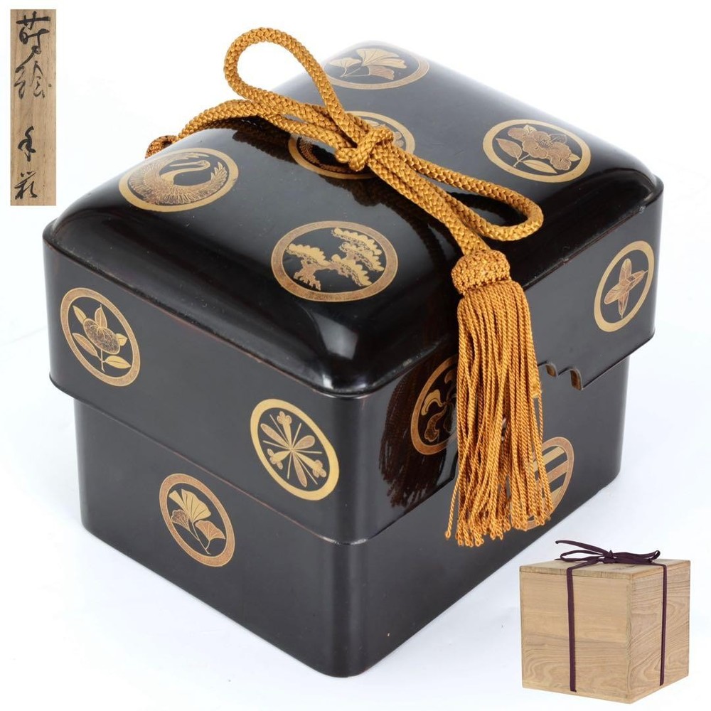 Jubako Bento Box Japanese Period piece lacquered black lacquer family crest maki