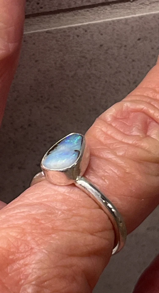 Anillo artesanal australiano de roca azul ópalo, verde flash, esterlina, talla 7, 2,8 gr. Foto 4 de 4