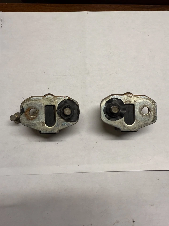 BMW E30 316 316i 318i 318is 320i Latch Striker 51211936615 JUEGO DE 2 USADOS OEM Foto 3 de 4