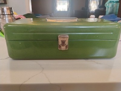 VINTAGE OLD PAL METAL GREEN FISHING TACKLE BOX 13.5