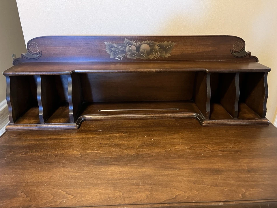 复古 L. Hitchcock 棕色木质写字台 带 Hutch 二手 状况非常好 — 第 4/4 张图片