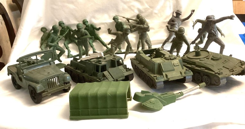 Vintage WW2 German Soldiers Plastic Figures and Tanks 1960's Lot of 18 pieces