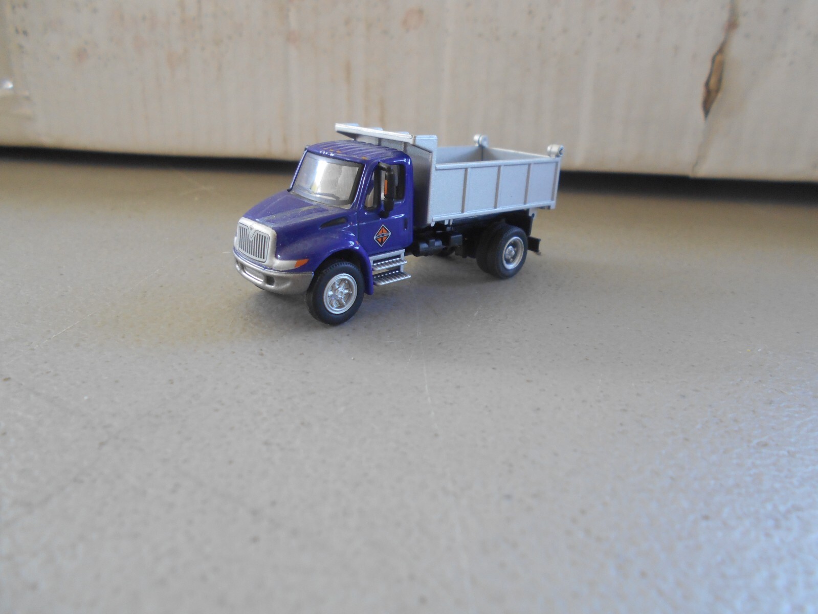 HO scale Boley International truck tractor Ford Aeromax WHITE HO scale Boley International truck tractor Ford Aeromax WHITE