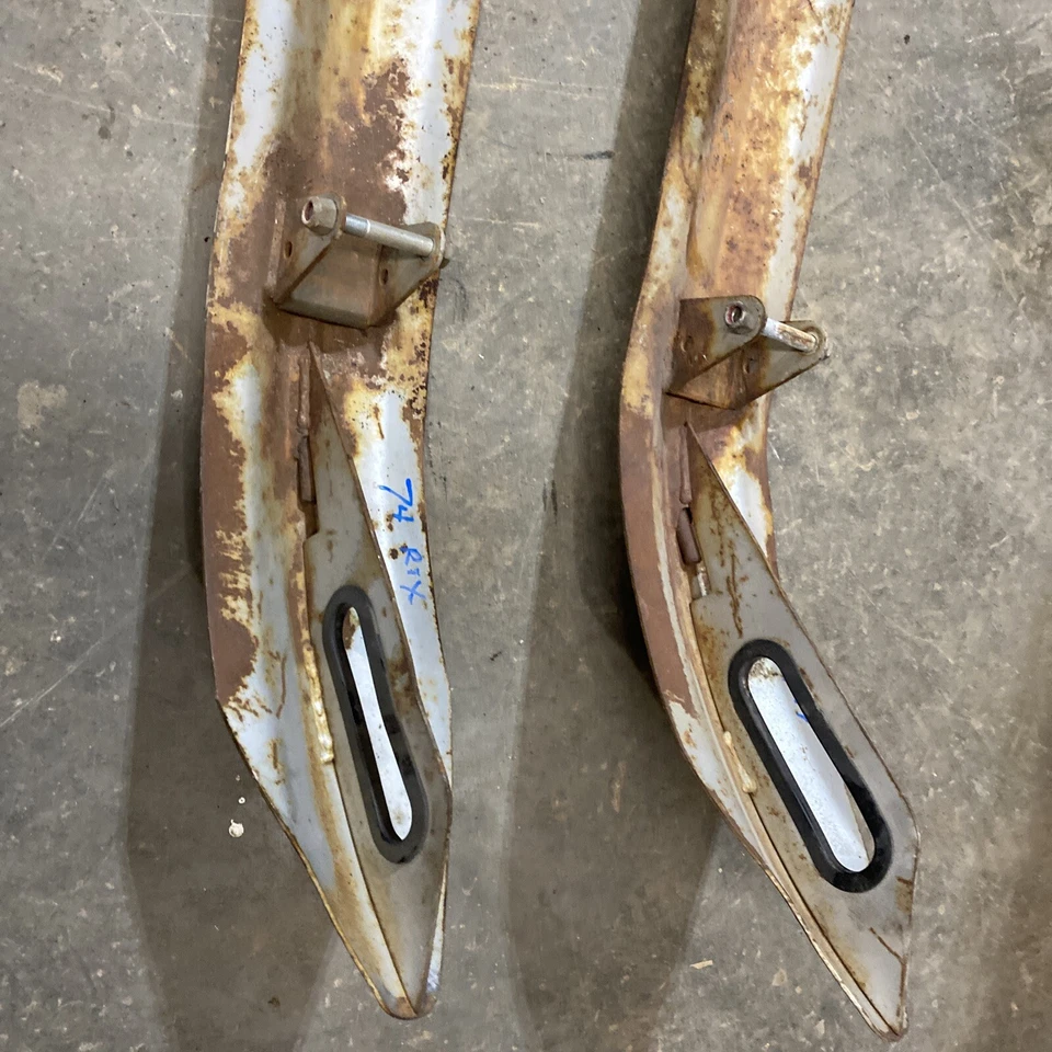(2) 1974 Vintage Snowmobile Skiroule RTX 440 Skis Good — 第 2/4 张图片
