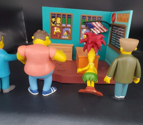 I Simpson Playset Scuola Elementare Skinner Compagni di Gioco Interattivi 5 Personaggi - Foto 3 di 13