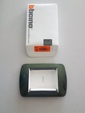 PLACCA BTICINO LIVING INTERNATIONAL METALLO VERDE SCURO 3 POSTI L4803VT ROTONDA