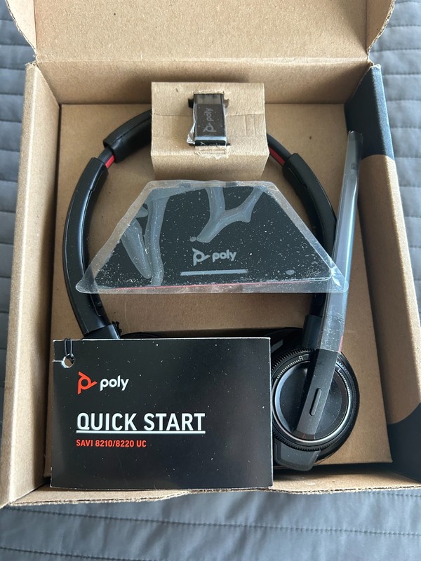 New Poly Savi 8220uc HEADSET **NEW**
