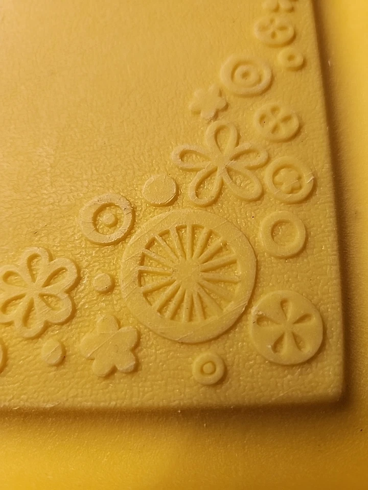 Tabla de cortar MCM amarilla Rubbermaid vintage con diseño floral años 70’s  Foto 3 de 4