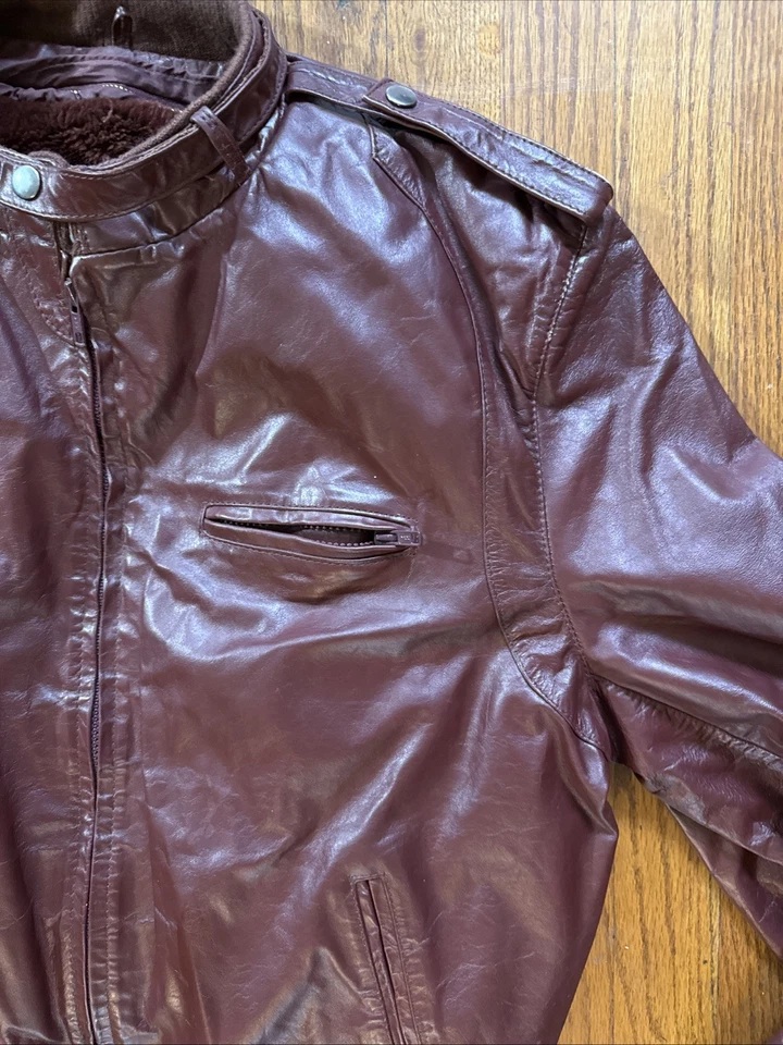 Chaqueta Bomber Berman’s De Colección Años 80’s Café Cuero Borgoña Forrada de Piel Sintética Talla 50 Foto 4 de 4