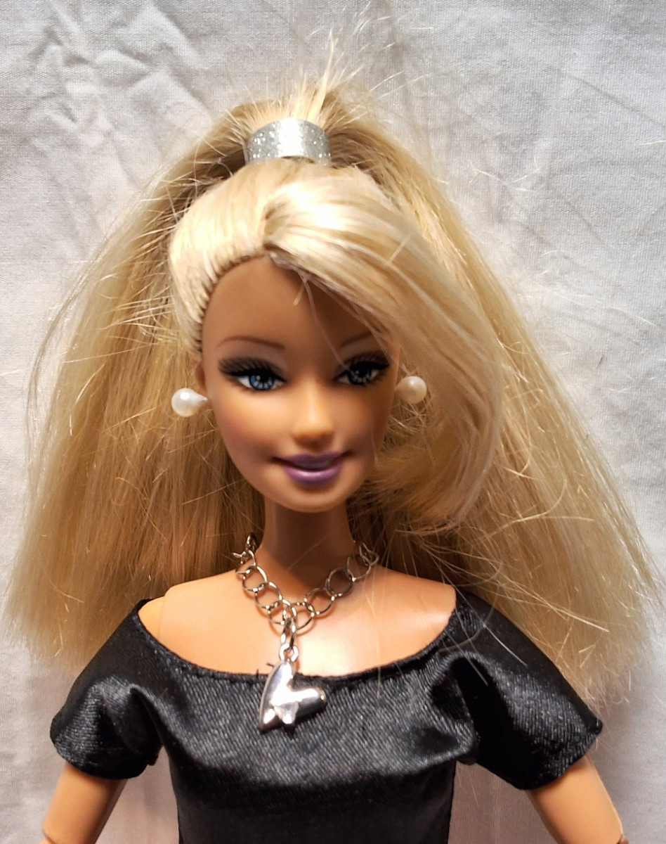 Barbie Fashion Doll Blonde Straight Hair Blue Eyes w/ Outfits Shoes & Acc EUC