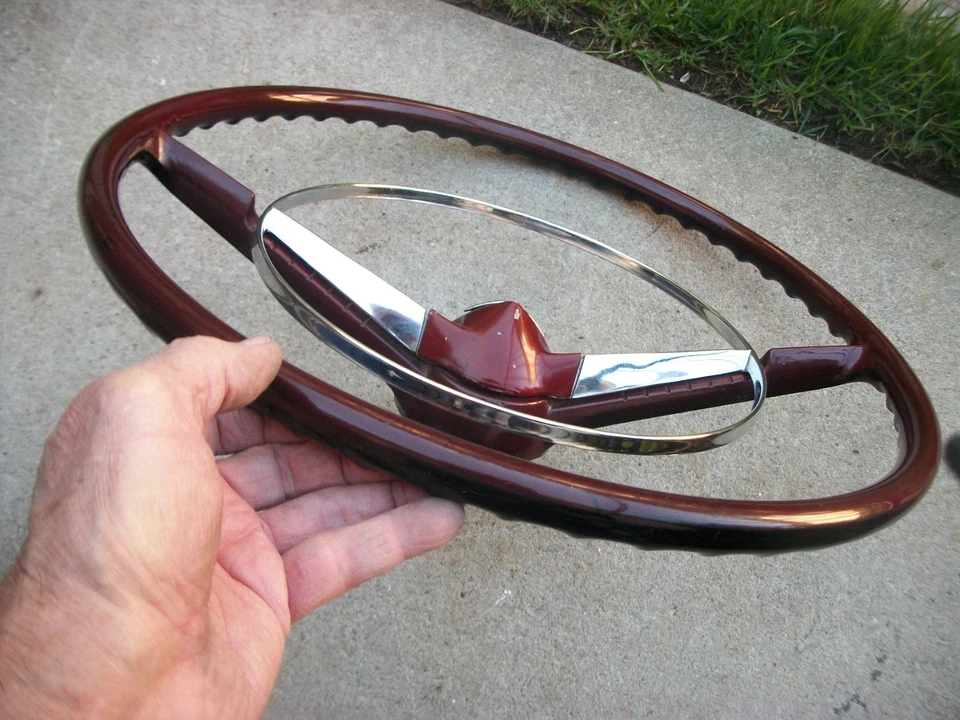 Chevrolet 210 150 Nomad 1955 1956 bonito volante con un emblema casi nuevo de stock Foto 2 de 4