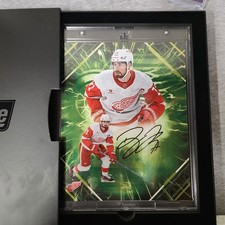 2026 Under Wraps Dylan Larkin Autographed NHL Emanate #32/99