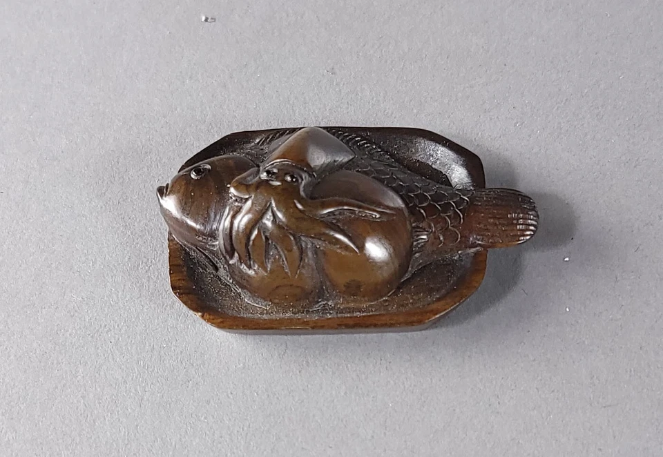 Antiguo pez y pulpo japonés de madera de hierro Netsuke de la era Meiji en bandeja firmado Foto 4 de 4