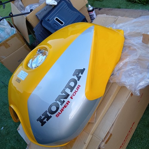 Genuine HONDA CB1000SF Fuel Tank NOS with Slight Silver Blurring - Picture 2 of 6
