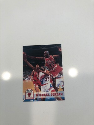 Michael Jordan 1992/93 NBA Hoops Card #28 Bulls, MINT
