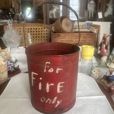 SEAU A FEU vintage en métal rouge avec fond rond arrondi ancien *GRANDE PATINE*