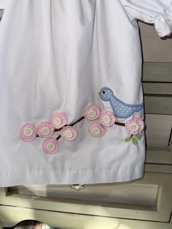 Vestido para bebé niña 12M blanco con detalles de pájaro y botón de Southern Tots Foto 3 de 4