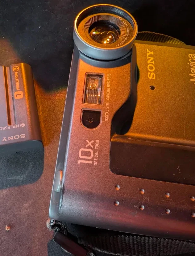 Sony Mavica MVC-FD73 Digital Camera 0.4MP – Tested + Floppy Disk - Image 3 of 4