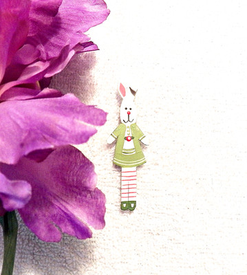 CLASSIC PIN BROOCH EASTER DRESSED UP BUNNY RABBIT BIG EARS STOCKINGS LEGS VL-SH1