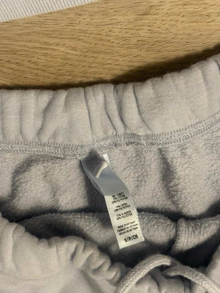 Conjunto de sudadera Skims azul claro, pequeñas manchas en la foto Top mediano, shorts pequeños Foto 3 de 4