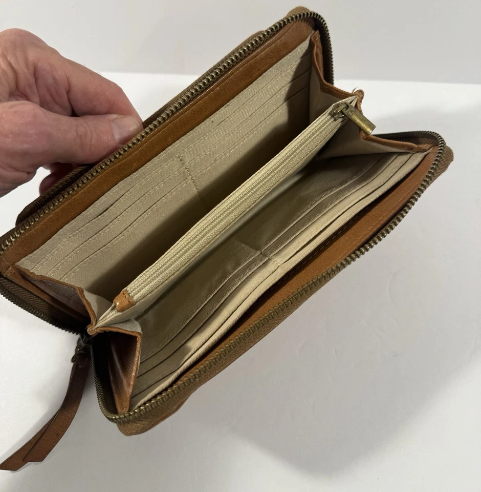 CARTERA CLUTCH VINTAGE DE CUERO MARRÓN AFORTUNADO CON CREMALLERA ALREDEDOR, tiradores/dijes de cuero Foto 4 de 4