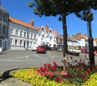 FOTO MARKTPLATZ/MARKT STRASSENKREUZUNG MALTON MIT DEN GESCHÄFTEN IM WESTERN