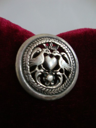 Antica spilla in argento 800 firmata gioielliere due uccellini dell'amore e cuore rilievo repousse - Foto 5 di 13