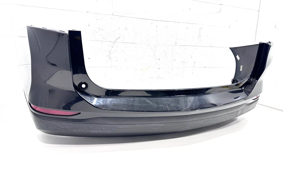 Cubierta de parachoques trasero Chevrolet Equinox LT 2018-2021 con cenefa inferior negra OEM Foto 3 de 4