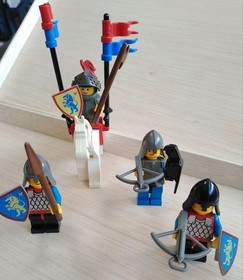 LEGO 6081 King's Mountain Fortress Castle Knights 4pcs with Horse Black Parrot