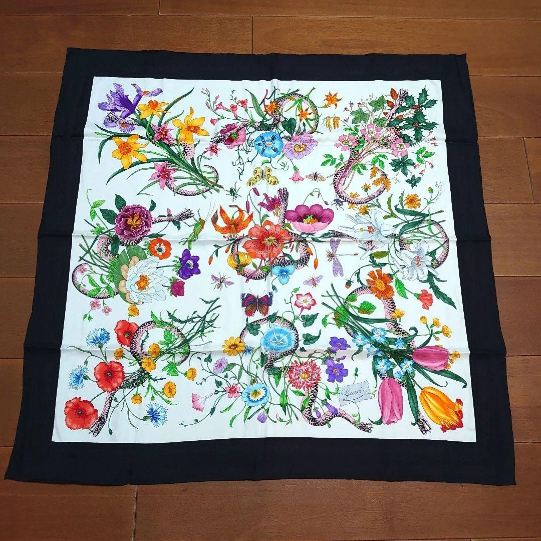 Foulard Gucci Flora Snake en soie avec boîte   Design Alessandro Michele