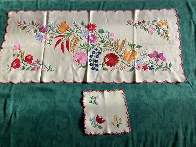 Vintage ungarische bestickte Volkskunst Tischläufer & kleines Passepartout hellgelb