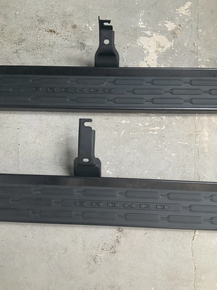 Ford Bronco 2021-2023 4 puertas OEM estribo y hardware Mopar 82213265AB Foto 2 de 3