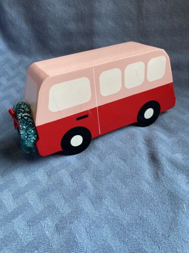 Fourgonnette d'autobus en bois rouge et rose avec couronne de Noël sur le gril - Photo 1 sur 8