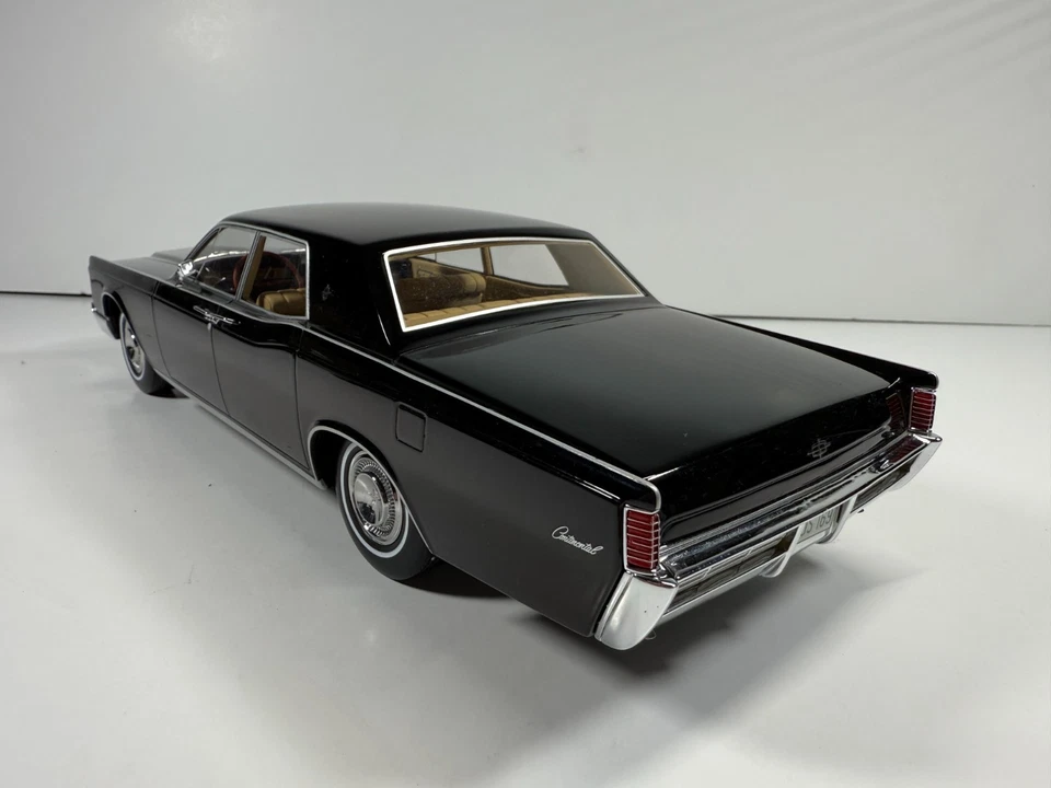 LIMUSINA CONTINENTAL BOS LINCOLN 1/18 en NEGRO BOS169 Foto 3 de 4