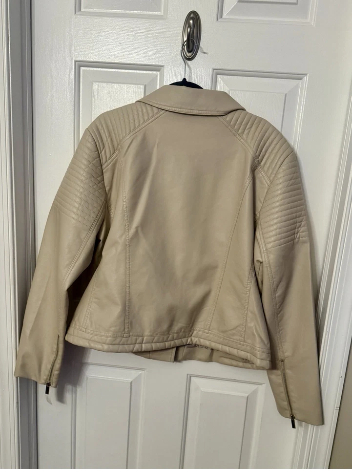 Chaqueta de moto de cuero sintético para mujer Foto 2 de 4