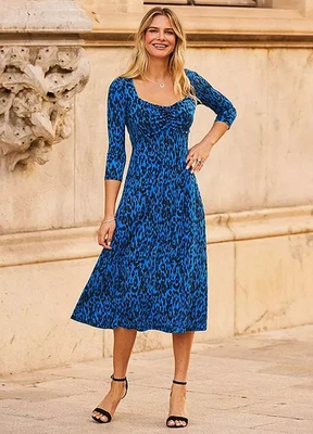 Sosandar Azul y Negro Estampado Leopardo Escote Amor Midi Vestido (fmn6-3) - Imagen 1 de 3