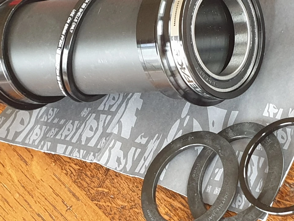 RaceFace Cinch PF30 Bottom Bracket 100mm x 30mm x 46mm Race Face Press Fit (NEW) - Image 2 of 4