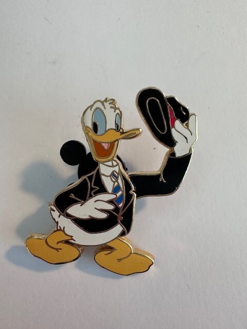 Disney Donald Duck Suit with Moving Hat Pin (A0)