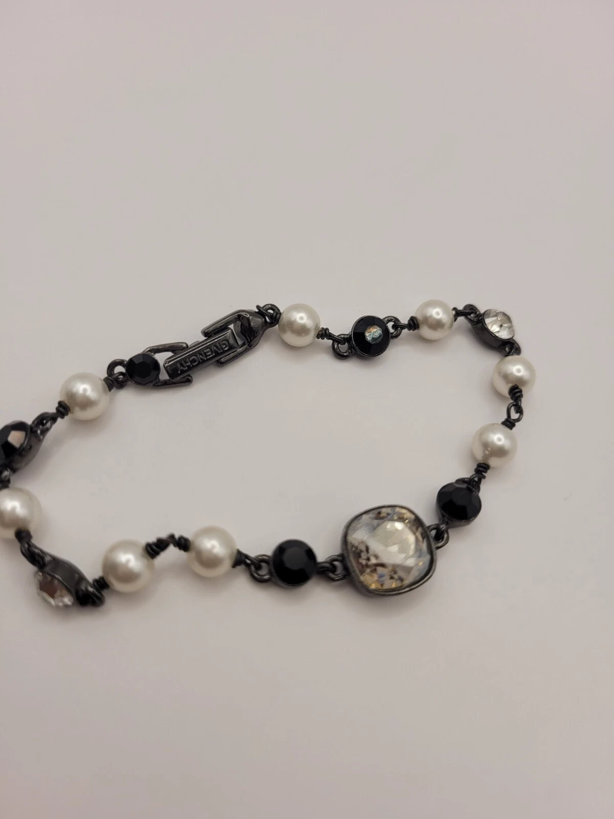 Bracciale Givenchy nero e perle finte