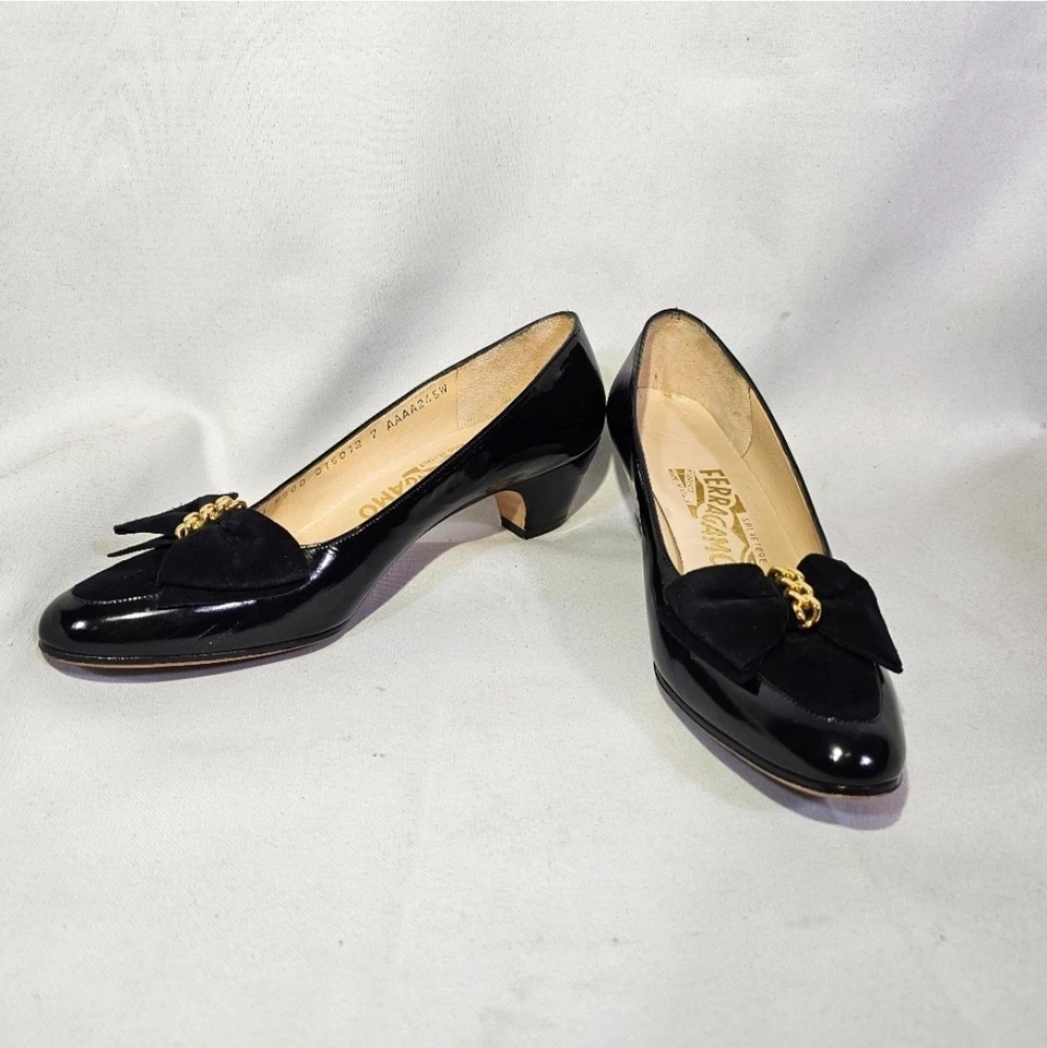 Salvatore Ferragamo Black Patent Leather Suede Bows Gold Link Center 7 AAAA - Image 3 of 4