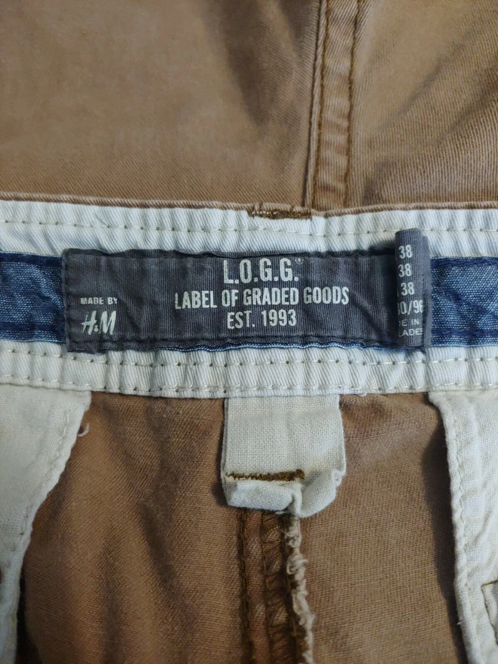 H&M L.O.G.G. Shorts masculino cargo cáqui 38 bolsos frontais planos marrom com zíper - Imagem 3 de 4