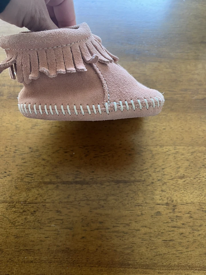 Minnetonka Moccasins boots pale pink rose baby girl size 2 - Image 3 of 4
