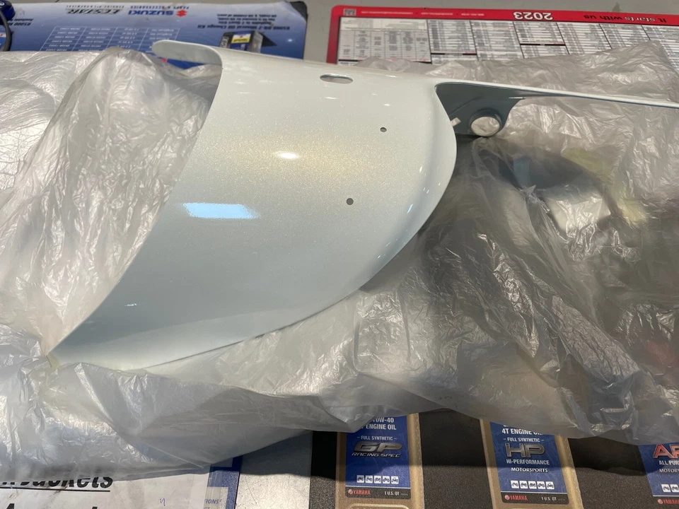 SUZUKI GSX1300R 2008-2011 HAYABUSA 94661-15H00-YPA cubierta OEM Foto 2 de 3