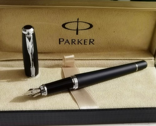 Excellent Parker Urban Series Fountain Pen Matte Black Silver Clip Fine 0.5 nib - Picture 1 of 7