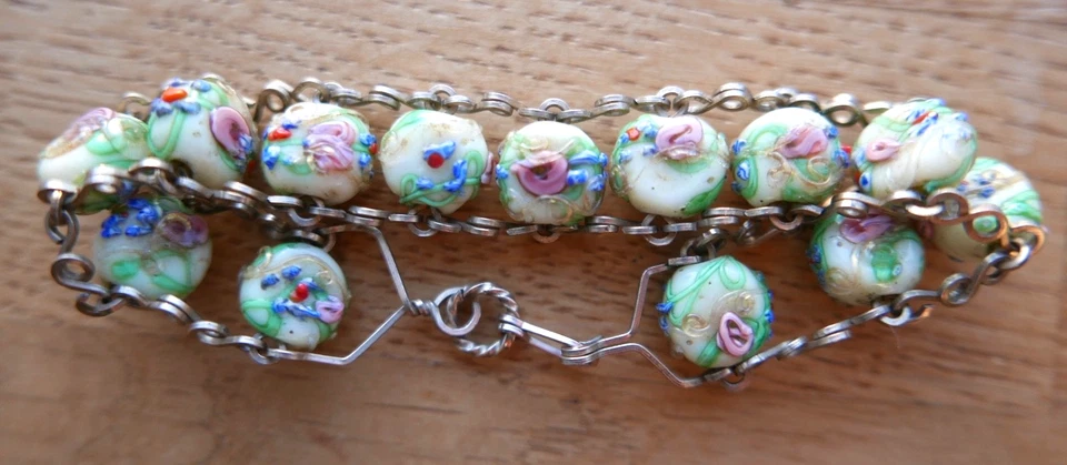 UNUSUAL, ANTIQUE, VENETIAN GLASS 'WEDDING CAKE' BRACELET ON GOLD TONE LINKS - Image 3 of 4