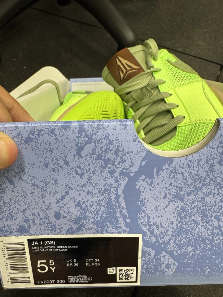 Zapatos de baloncesto juveniles JA 1 (GS) “Grinches” Foto 3 de 4